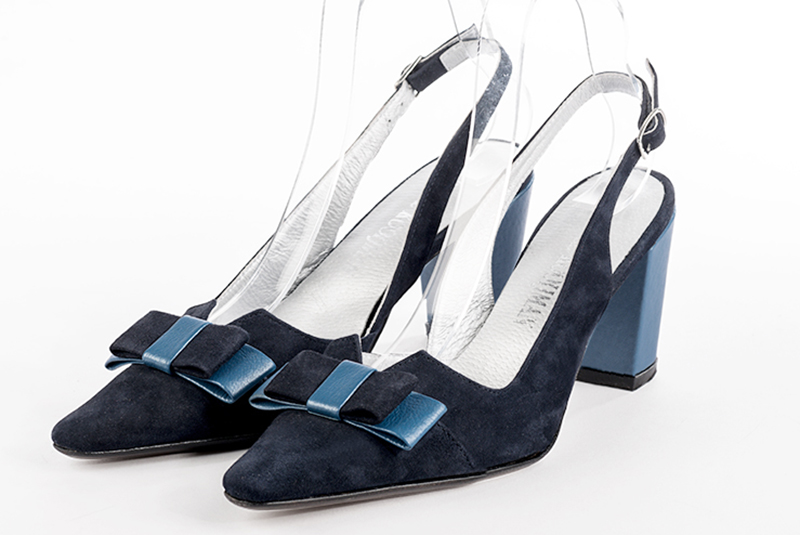 Navy blue women's open back shoes, with a knot. Tapered toe. High block heels. Front view - Florence KOOIJMAN